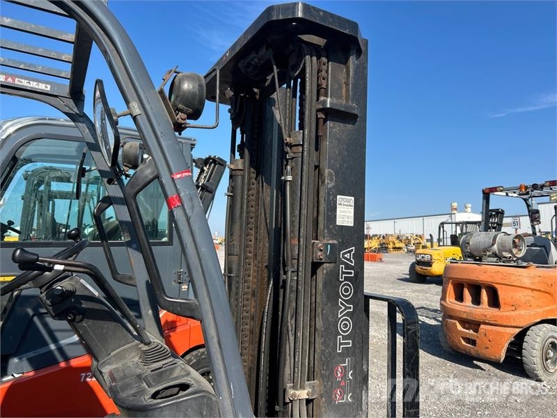 Toyota 8FGU30 5620 lb Pneumatic Tire Forklift Targoncák-Egyéb