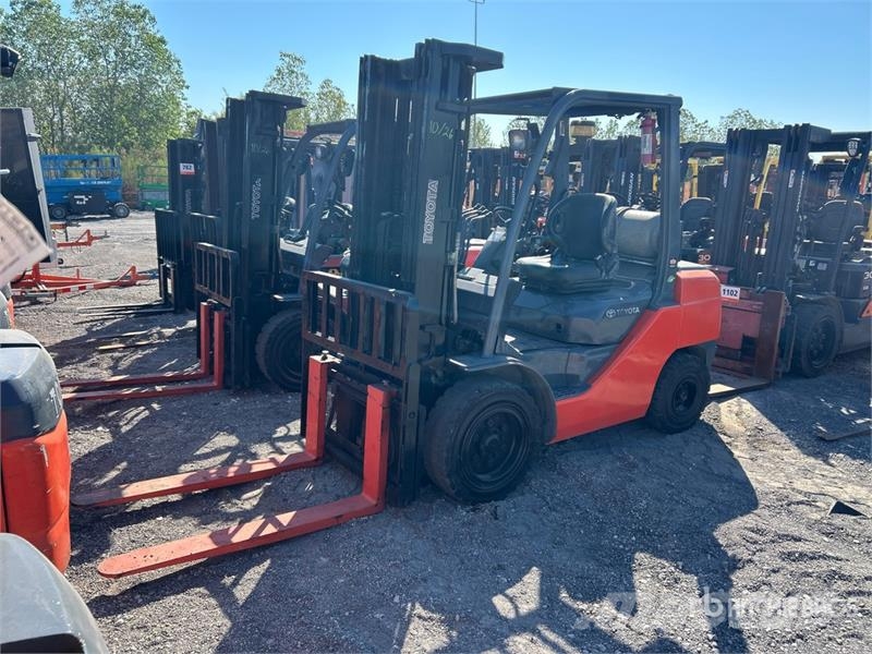Toyota 8FGU30 5620 lb Pneumatic Tire Forklift شاحنات ذات رافعات شوكية - أخرى