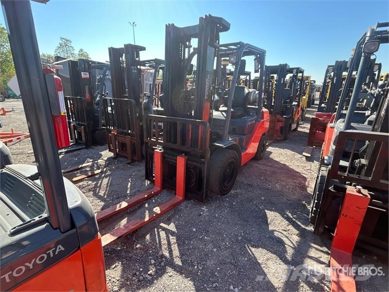 Toyota 8FGU30 5620 lb Pneumatic Tire Forklift Інше