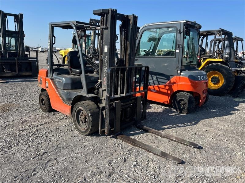Toyota 8FGU30 5620 lb Pneumatic Tire Forklift Targoncák-Egyéb