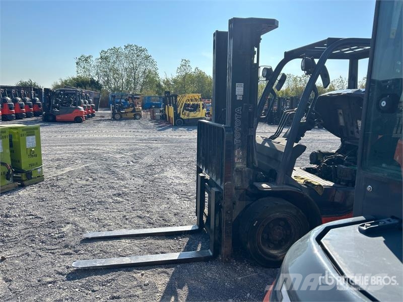 Toyota 8FGU30 5620 lb Pneumatic Tire Forklift Targoncák-Egyéb