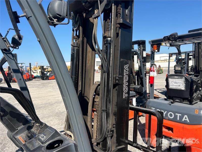 Toyota 8FGU30 5620 lb Pneumatic Tire Forklift شاحنات ذات رافعات شوكية - أخرى