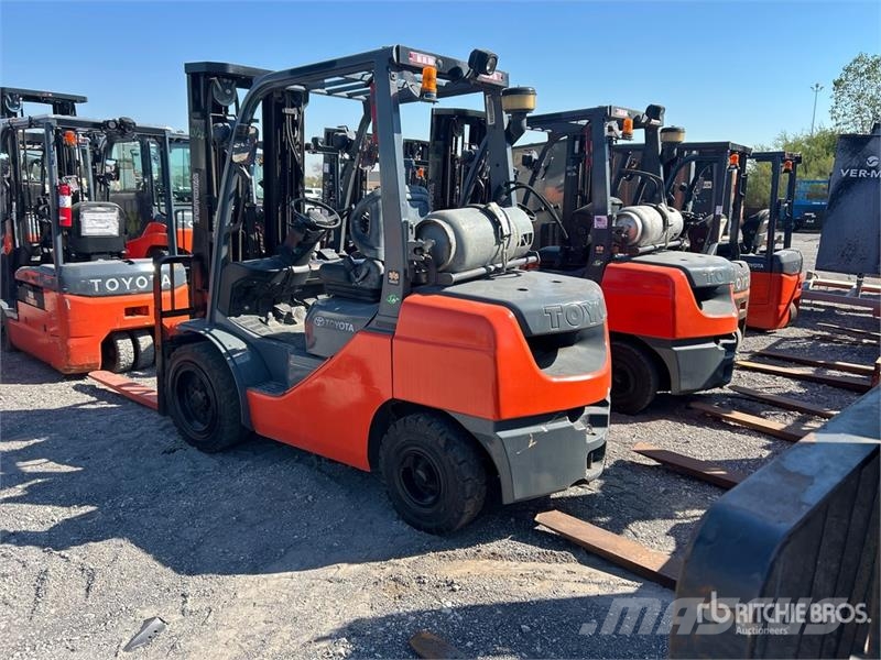 Toyota 8FGU30 5620 lb Pneumatic Tire Forklift شاحنات ذات رافعات شوكية - أخرى