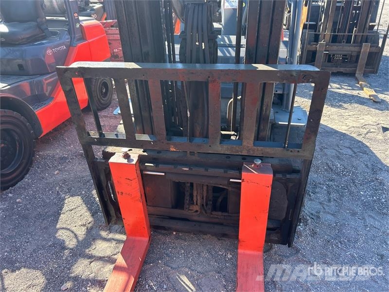 Toyota 8FGU30 5620 lb Pneumatic Tire Forklift شاحنات ذات رافعات شوكية - أخرى