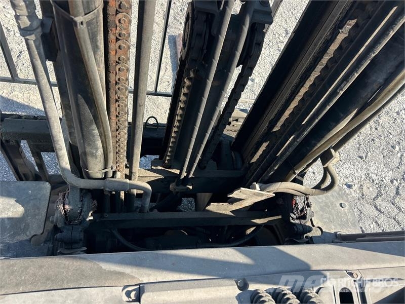 Toyota 8FGU30 5620 lb Pneumatic Tire Forklift Targoncák-Egyéb