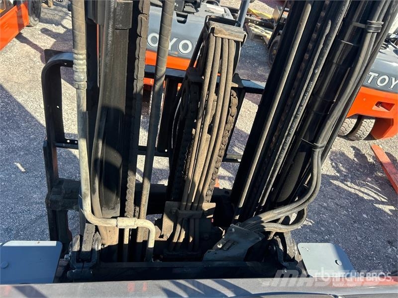 Toyota 8FGU30 5620 lb Pneumatic Tire Forklift شاحنات ذات رافعات شوكية - أخرى