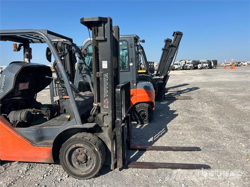 Toyota 8FGU30 5620 lb Pneumatic Tire Forklift Targoncák-Egyéb