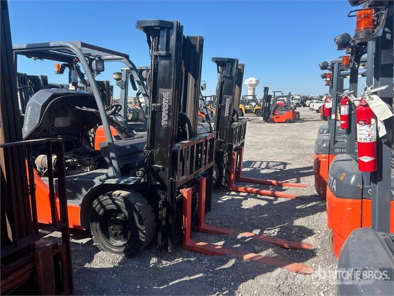 Toyota 8FGU30 5620 lb Pneumatic Tire Forklift Інше