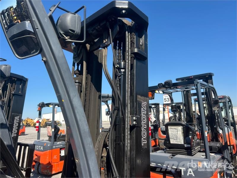Toyota 8FGU30 5620 lb Pneumatic Tire Forklift Інше