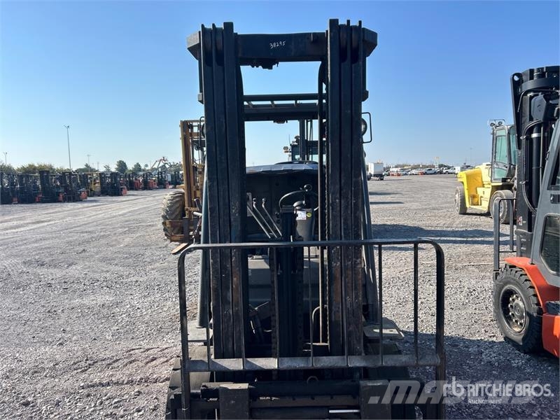 Toyota 8FGU30 5620 lb Pneumatic Tire Forklift Targoncák-Egyéb