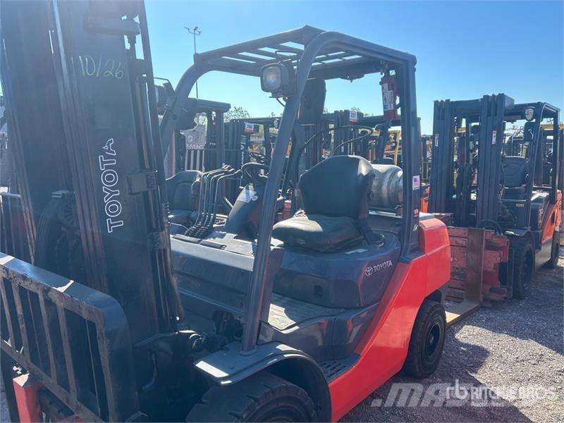 Toyota 8FGU30 5620 lb Pneumatic Tire Forklift Інше