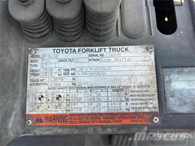 Toyota 8FGU30 5620 lb Pneumatic Tire Forklift Targoncák-Egyéb