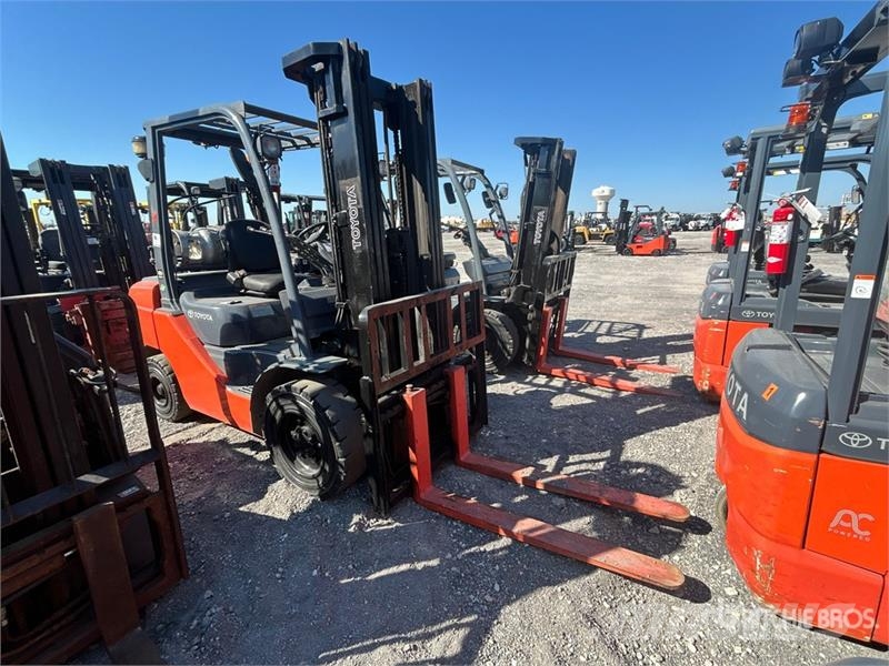 Toyota 8FGU30 5620 lb Pneumatic Tire Forklift Інше