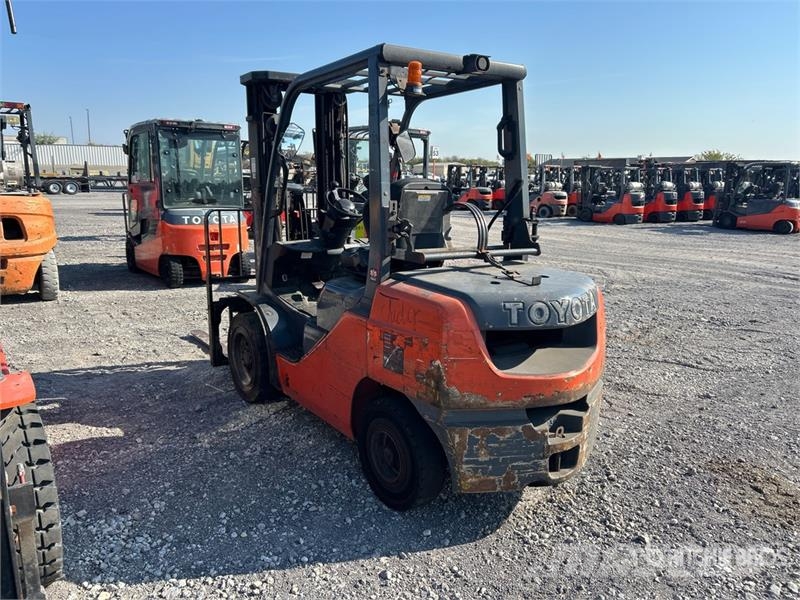 Toyota 8FGU30 5620 lb Pneumatic Tire Forklift Targoncák-Egyéb