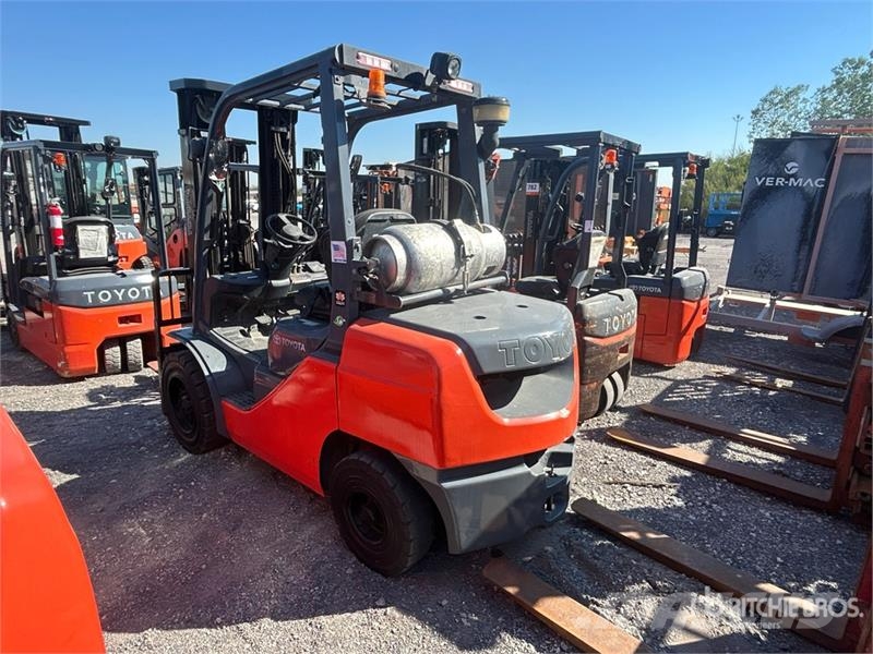 Toyota 8FGU30 5620 lb Pneumatic Tire Forklift Інше
