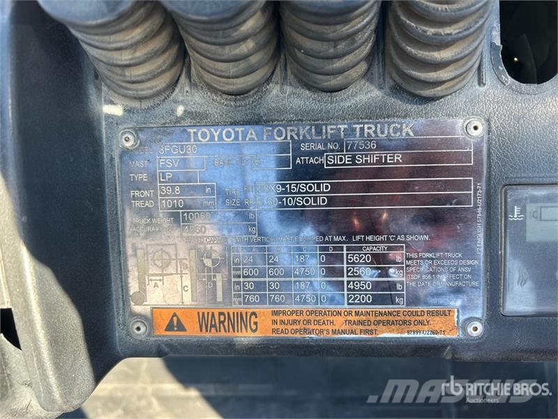 Toyota 8FGU30 5620 lb Pneumatic Tire Forklift شاحنات ذات رافعات شوكية - أخرى
