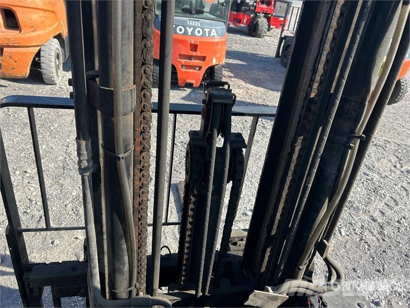Toyota 8FGU30 5620 lb Pneumatic Tire Forklift Targoncák-Egyéb