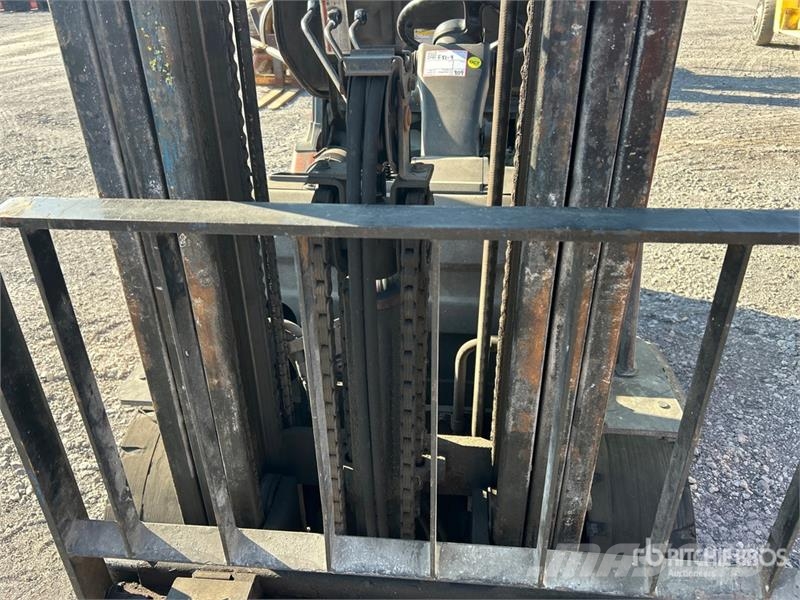 Toyota 8FGU30 5620 lb Pneumatic Tire Forklift Targoncák-Egyéb
