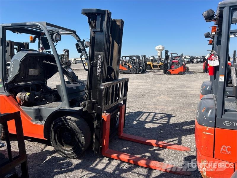 Toyota 8FGU30 5620 lb Pneumatic Tire Forklift شاحنات ذات رافعات شوكية - أخرى