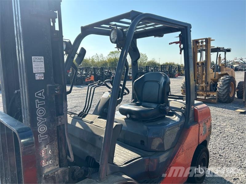 Toyota 8FGU30 5620 lb Pneumatic Tire Forklift Targoncák-Egyéb
