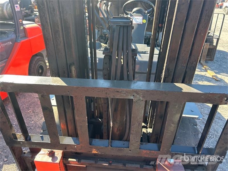 Toyota 8FGU30 5620 lb Pneumatic Tire Forklift شاحنات ذات رافعات شوكية - أخرى