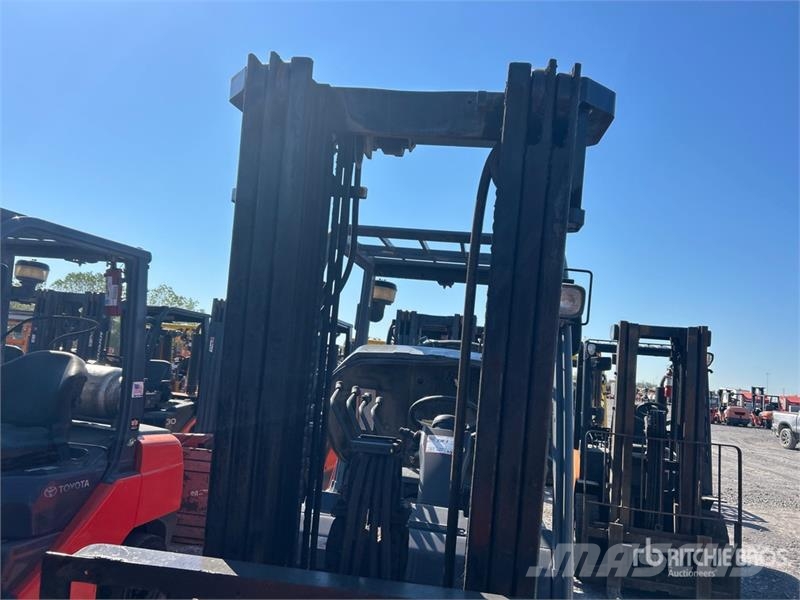 Toyota 8FGU30 5620 lb Pneumatic Tire Forklift شاحنات ذات رافعات شوكية - أخرى