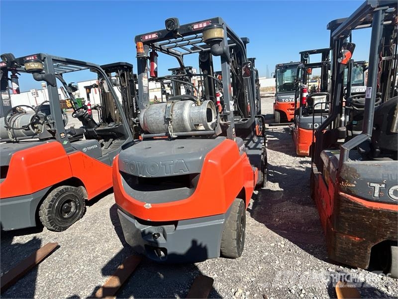 Toyota 8FGU30 5620 lb Pneumatic Tire Forklift Інше