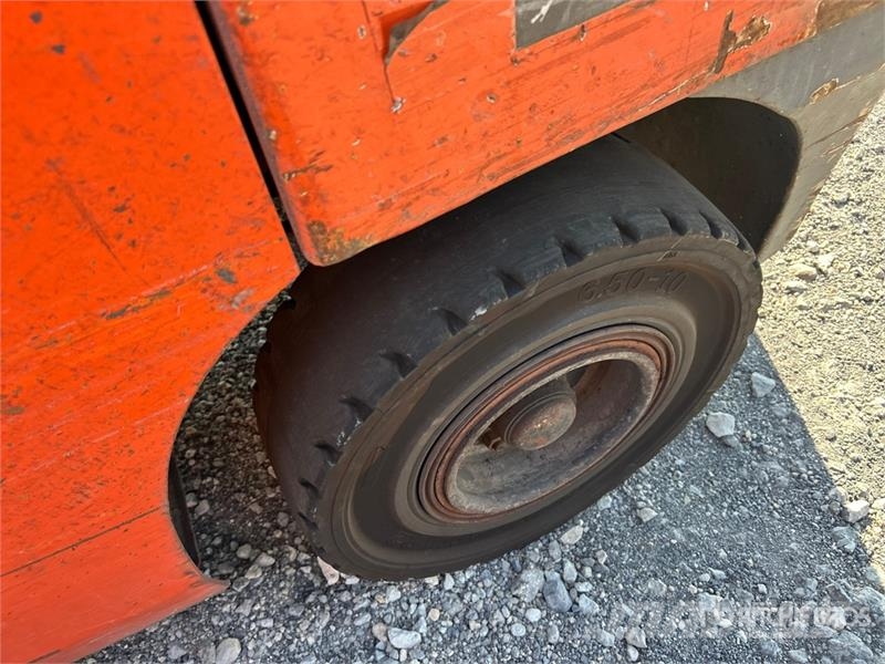 Toyota 8FGU30 5620 lb Pneumatic Tire Forklift Targoncák-Egyéb