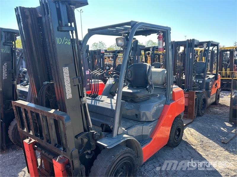 Toyota 8FGU30 5620 lb Pneumatic Tire Forklift شاحنات ذات رافعات شوكية - أخرى