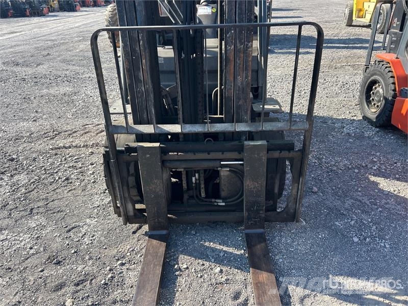 Toyota 8FGU30 5620 lb Pneumatic Tire Forklift Targoncák-Egyéb