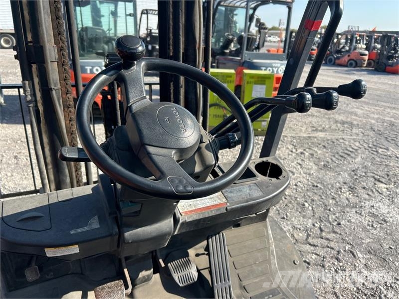 Toyota 8FGU30 5620 lb Pneumatic Tire Forklift Targoncák-Egyéb