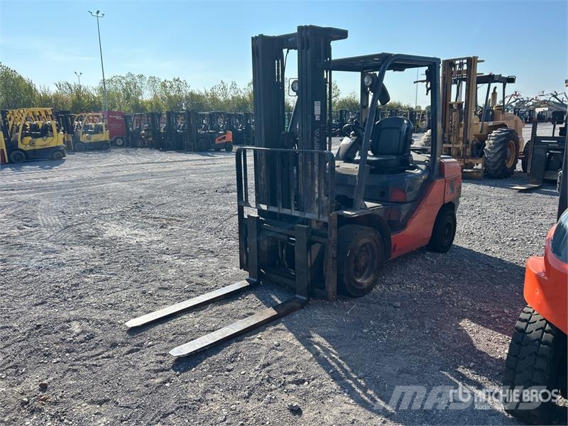 Toyota 8FGU30 5620 lb Pneumatic Tire Forklift Targoncák-Egyéb