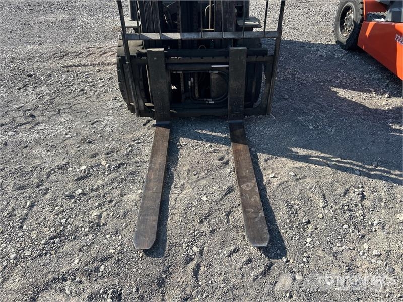 Toyota 8FGU30 5620 lb Pneumatic Tire Forklift Targoncák-Egyéb