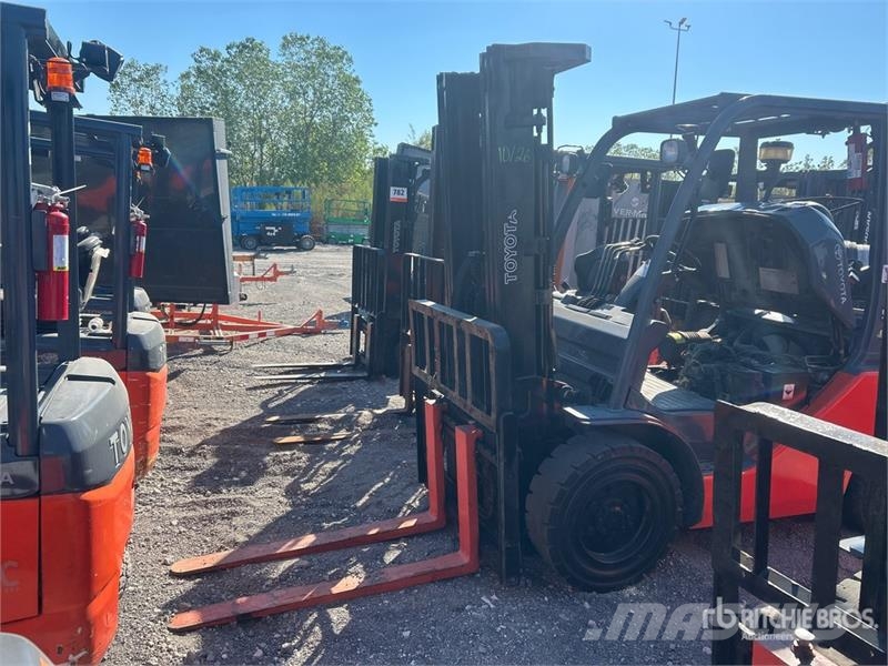 Toyota 8FGU30 5620 lb Pneumatic Tire Forklift Інше