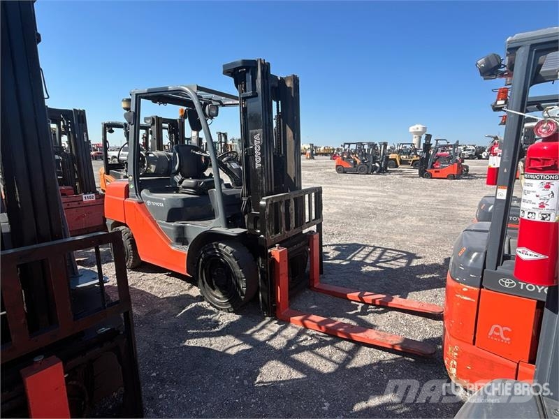 Toyota 8FGU30 5620 lb Pneumatic Tire Forklift شاحنات ذات رافعات شوكية - أخرى