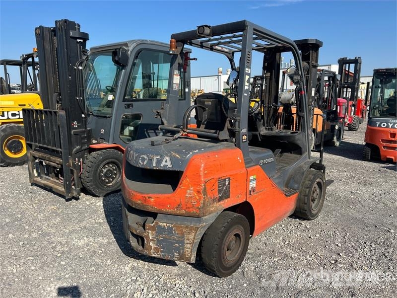Toyota 8FGU30 5620 lb Pneumatic Tire Forklift Targoncák-Egyéb