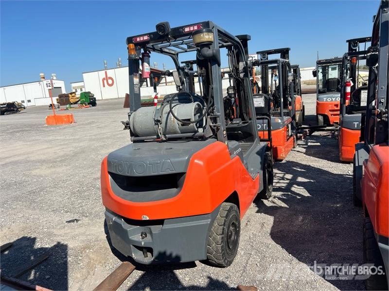Toyota 8FGU30 5620 lb Pneumatic Tire Forklift شاحنات ذات رافعات شوكية - أخرى