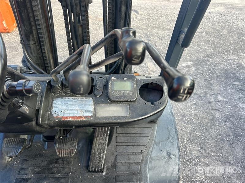 Toyota 8FGU30 Pneumatic Tire Forklift Інше