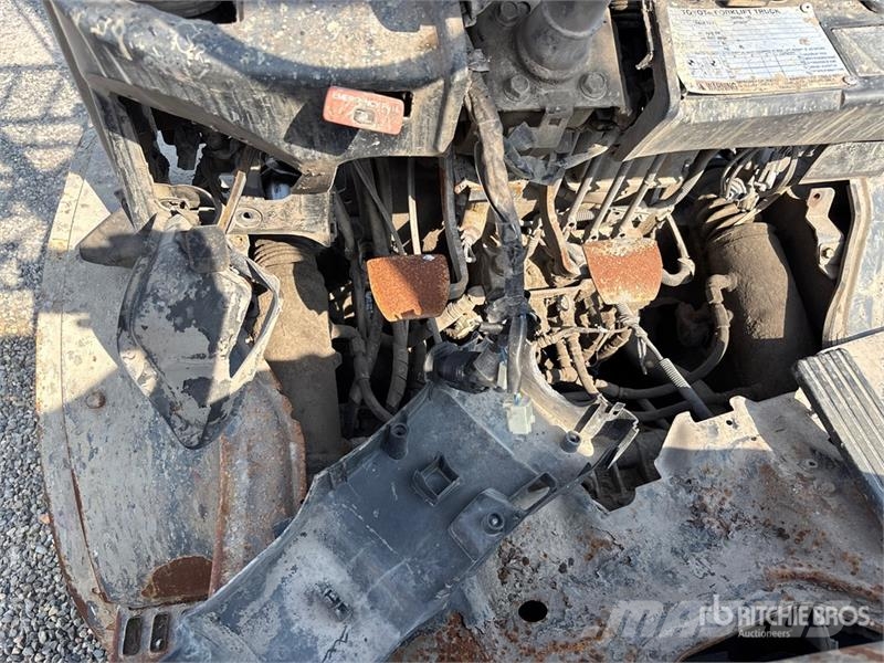 Toyota 8FGU32 4550 lb Pneumatic Tire Forklift (Inoperable Forklift trucks - others