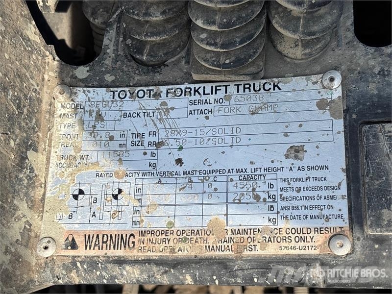 Toyota 8FGU32 4550 lb Pneumatic Tire Forklift (Inoperable Forklift trucks - others