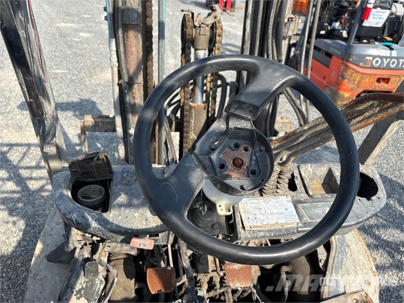 Toyota 8FGU32 4550 lb Pneumatic Tire Forklift (Inoperable Forklift trucks - others