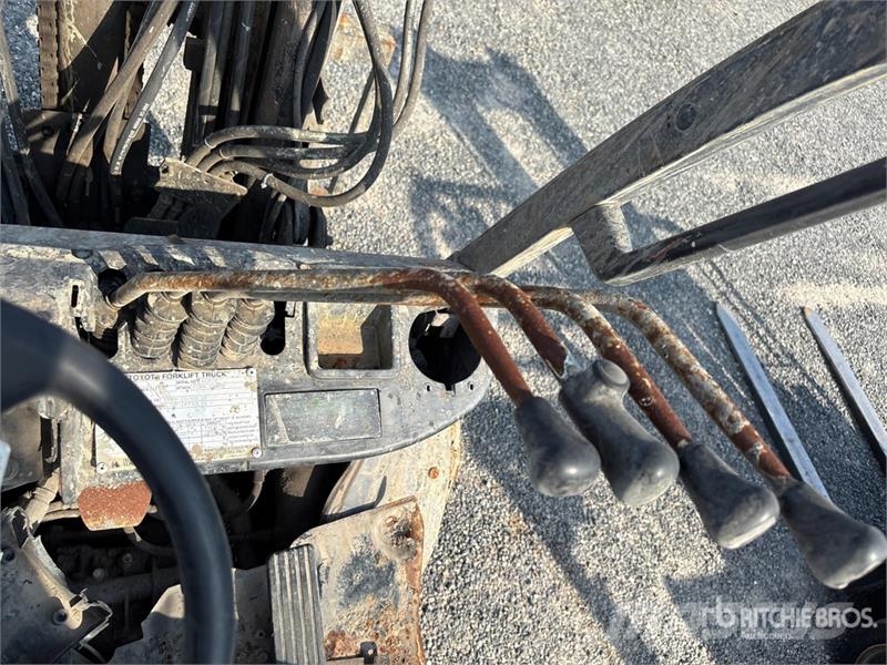 Toyota 8FGU32 4550 lb Pneumatic Tire Forklift (Inoperable Forklift trucks - others