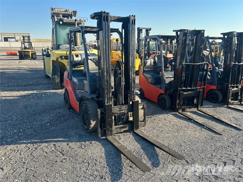 Toyota 8FGU32 6500 lb Pneumatic Tire Forklift شاحنات ذات رافعات شوكية - أخرى