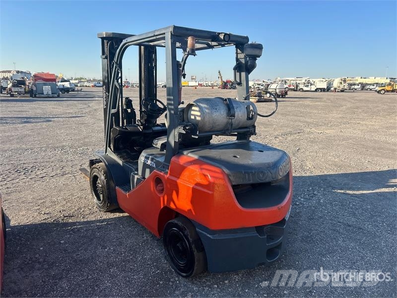 Toyota 8FGU32 6500 lb Pneumatic Tire Forklift شاحنات ذات رافعات شوكية - أخرى