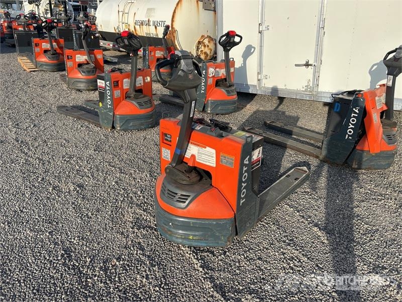 Toyota 8HBW23 Hand pallet truck