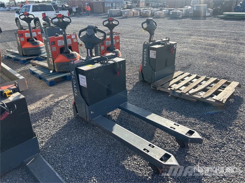 Toyota 8HBW23 Hand pallet truck