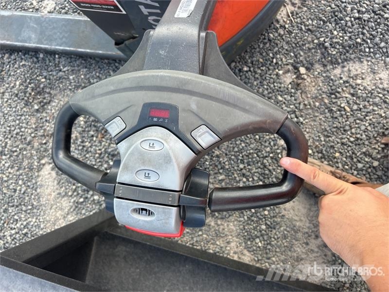 Toyota 8HBW23 Hand pallet truck