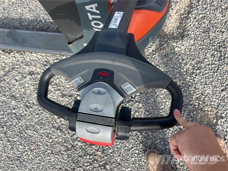 Toyota 8HBW23 Hand pallet truck