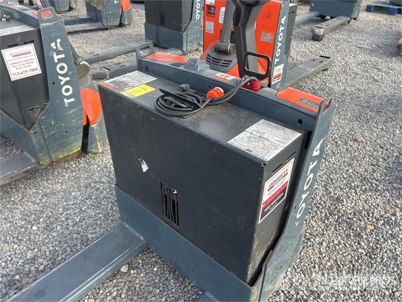 Toyota 8HBW23 Hand pallet truck