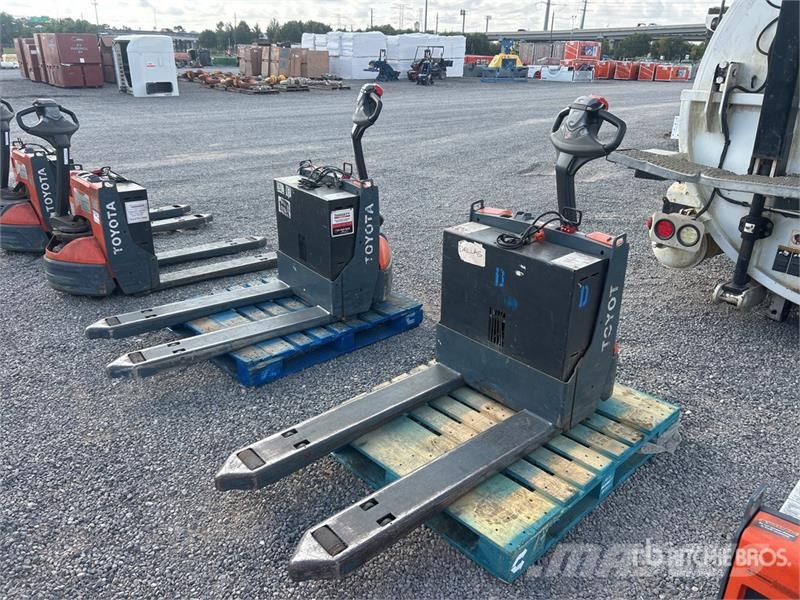 Toyota 8HBW23 Hand pallet truck